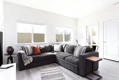Image de #StayInMyDistrict Nw Nampa Modern Rowhouse