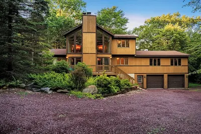 Image de Huge Dining Table, Full Game Room, Barrel Sauna, 3, 000 sqft, Firepit, Secluded