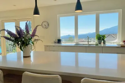 Image de Bright Open Concept Ocean Mountainside View Home