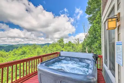 Image de ‘Getaway Chalet’ in Mars Hill w\/ Hot Tub & Views!