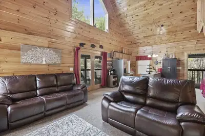 Image de Bearly-A-Care Lake House - Cozy private cabin at the Lake! 2 master bedrooms!