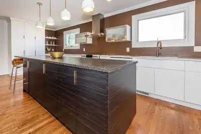 Image de Walk to the Big House from this Stylish Home.