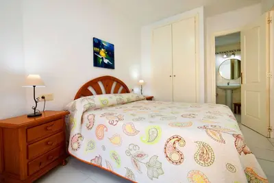 Joli appartement avec bain à remous, piscine, Wifi, climatisation, Tv, terrasse, animaux admis