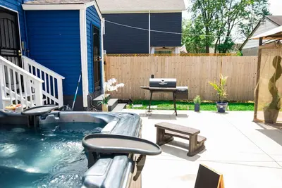 Image de 5 min drive to Downtown, 10 min walk to Bottleworks District & Mass Ave
