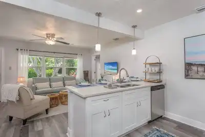 Image de Adorable \"Seagrass Cottage\" | Near Sarasota Beaches | Dog Friendly | Hot Tub & Gazebo