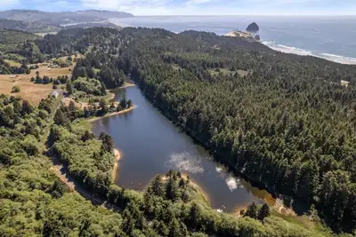 Image de Unmatched Multi-Home Estate on Private Lake w/ Sandy Beaches, Hot Tubs, Fire-Pit, 1 Mile to Beach