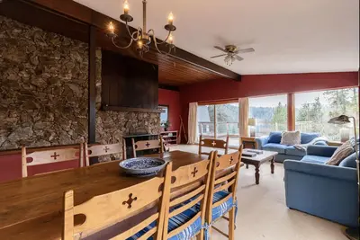 Image de Oceanfront Cottage w/ Rare pvt dock, hot tub, large backyard