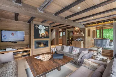 Image de Chalet familial avec jacuzzi, salle de cinéma et parking
