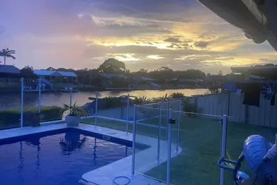 Image de Pool house on the canal, private Jetty, Wifi
