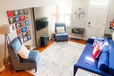 Image de The Urban Pineapple! Fun & Funky 2bdrm w/patio in Historic Old Town.