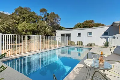 Image de Perfectly positioned fully renovated family holiday home with pool sleeps 10