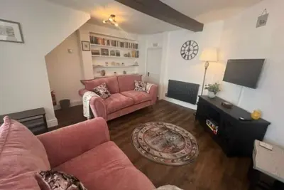 Cosy cottage a short walk from coffee shop, cafes, shops, pubs and restaurants