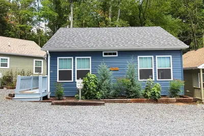 Image de Sitting on the Rock, Modern Creekside Cottage in Bryson City.