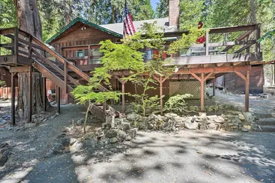 Image de Comfortable Mi-Wuk Village Cabin: Hike & Ski!
