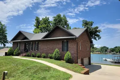 Image de Large Lake Norman Waterfront Four Bedroom Home with Deep Water & Great Views.