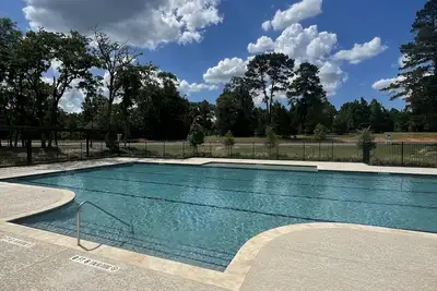 Image de An Entire House with 5 bedrooms, 2. 5 baths and 2 living room spaces
