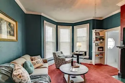 Image de ❤Dt Victorian Apt C❤~2br~Walk to Dt\/Apsu~Firepit❤