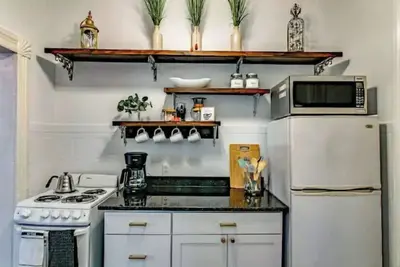 Image de ❤Dt Victorian Apt D❤ 1br~Walk to Dt/Apsu~Firepit❤