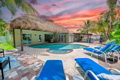 Image de Modern Tropical 5 bd, 4 bath, heated pool, Mini Golf, tiki hut, outdoor bar