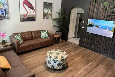 Image de Modern Vacation Home with pool- Conveniently located to Restaurants & Beach