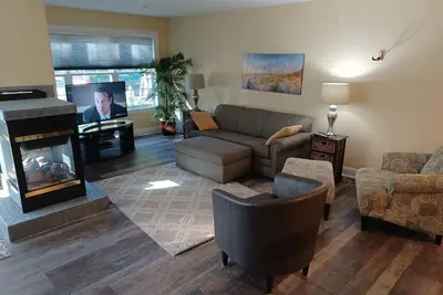 Image de Spacious Downtown, First Floor, Patio, sleeps up to 6, Short Walk to Everything!