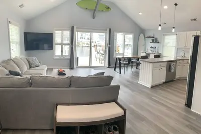 Image de 3 Bedroom Home w/ Dock on the Bay, 10 mins to Beach