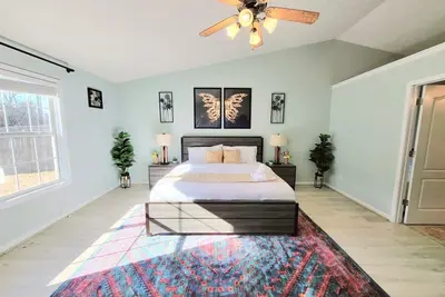 Image de 📣 💫Cheerful 4 Br/2Bath 🏡 in the Heart of Buford
