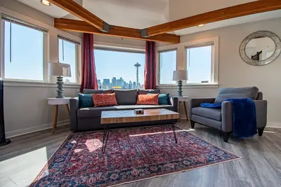 Image de Enchanting 3 Bedroom Home with Space Needle Views!
