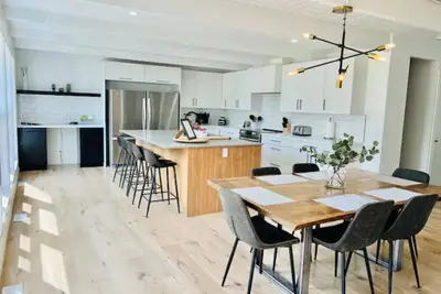 Newly Remodeled Spacious Cottage at the Lake - Sleeps 12\/4br\/4ba