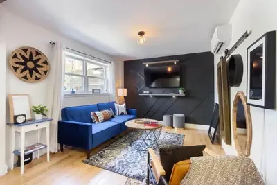 Image de | Uptown One Bedroom Bungalow with Garden View |