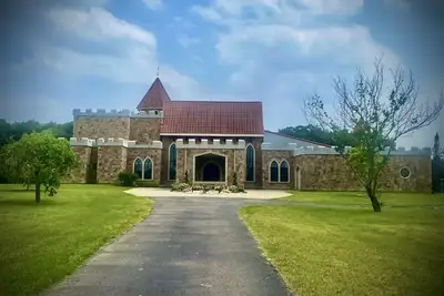Image de Elegant, romantic castle w/ rooftop deck, forest, pond and theater!