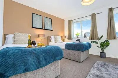 Image de 4 Bedroom 3. 5 Bathroom House • Free Parking • Fast Wifi • Smart Tv