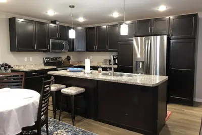 Image de Spacious 2 Bedroom Private Entry Ground Floor Townhome