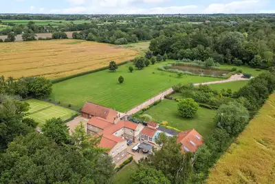 Image de Cottage in Norfolk sleeps 23 - private pool, fishing lake, hot tub ref 99008sc