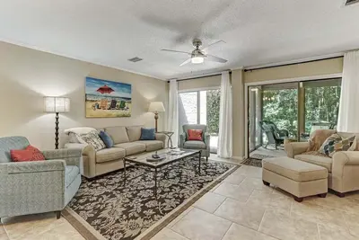 Image de Pet & Ev-Friendly Fairway Oaks, Steps to Golf!