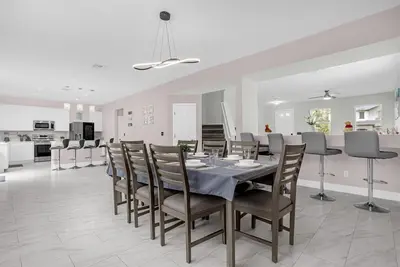 Image de Ultimate Disney Getaway 5 bedroom, Poolside Relaxation & Fun Game Room!