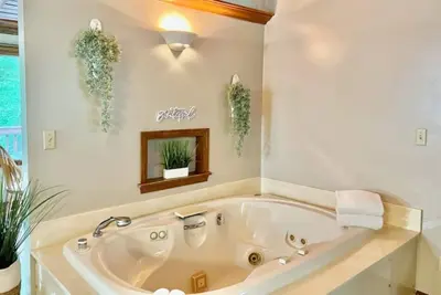 Image de Romantic Bridal Suite Rentals - Bridal Suite 2