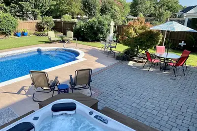 Image de Saltwater Pool-Hottub-4 Br 3 Ba-King beds-7 miles to the Beach!