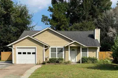 Image de Lowcountry Oasis - 3 bed 2 bath - 5 min to the beach - fenced in yard