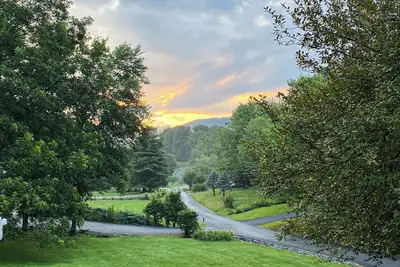 Image de Charming Cozy Cabin by the Smoky Mtns. Game Room, Fireplace, Sunroom, Fire Pit
