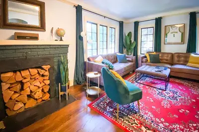 Image de 🦆 The Mallard Manor | Hip 5 bedroom historic home close to campus