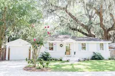 Image de The Davis: Spacious Ssi Retreat Near Beach - Sleeps 14 w/ Private Guest Cottage