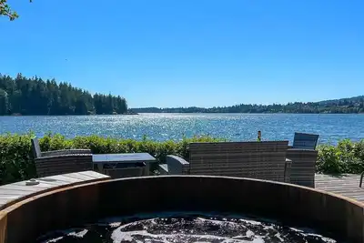 Image de Charming Beachfront Cottage with Private Deck and Hot Tub--family\/pet-friendly!