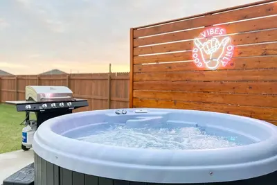 Image de Modern Home Near Rose District: King Bed, Hot Tub