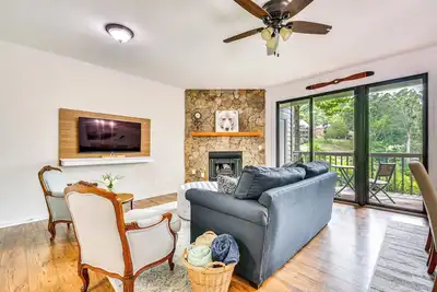 Image de Mtn Cabin w/ Balcony & View in Burnsville!