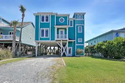 Image de Oceanfront Gem -Custom Home with Private Pool! Steps from the beach. Sleeps 12