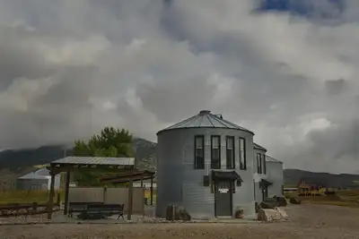 Image de Unique stay in a modern grain bin home 2 miles from the famous hot pools!