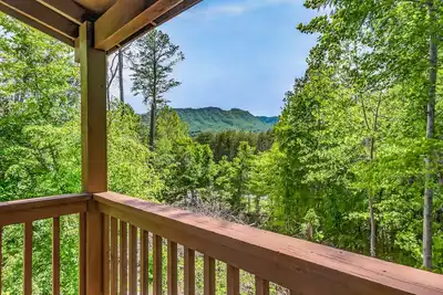 Image de Privacy & Mt. View. 3 King Beds, Hot Tub, Game Room.