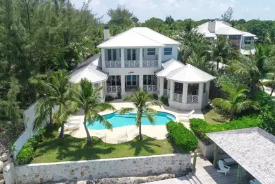 Image de Harbor Island Oceanfront Escape. Private Dock, Heated Pool & Sunset Views.