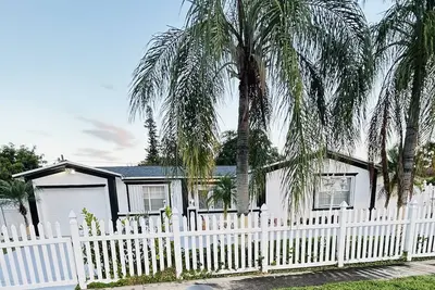 Image de This lovely 3bed/ 2bath/ is located in West Palm Beach Fl. Hot tub, cl to Beach.